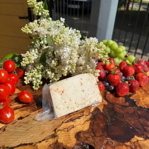 Ser z papryką i szuszonymi pomidorami 100g